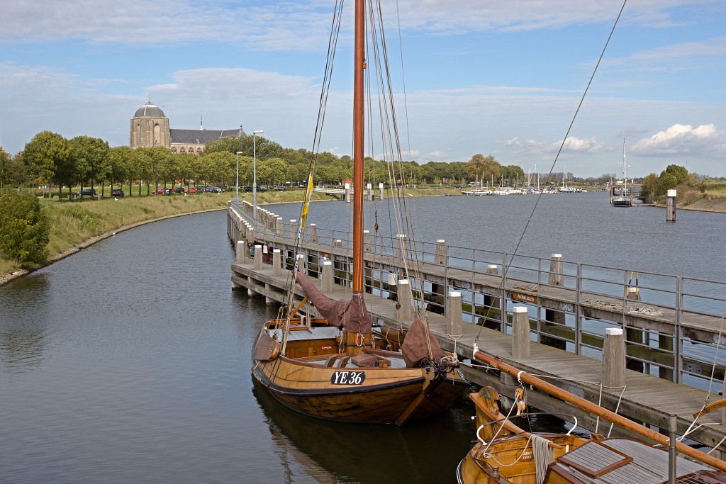 historisch meer stadhuis toerisme toeristisch veere veerse meer walcheren zeeuwse delta boten haven jachthaven strand korenmolen molen zeeland grote kerk hdr